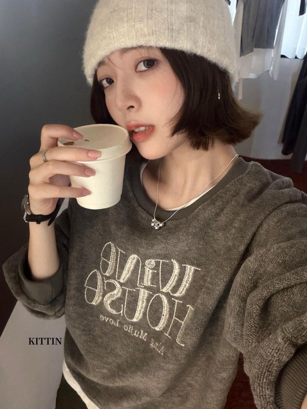 復古風棉感字母刺繡圓領棉T-3色 復古風棉感字母刺繡圓領棉T-3色