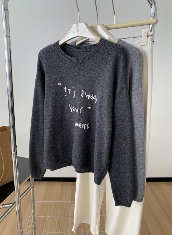 韓系字母刺繡鬆弛感圓領針織毛衣-2色 韓系字母刺繡鬆弛感圓領針織毛衣-2色