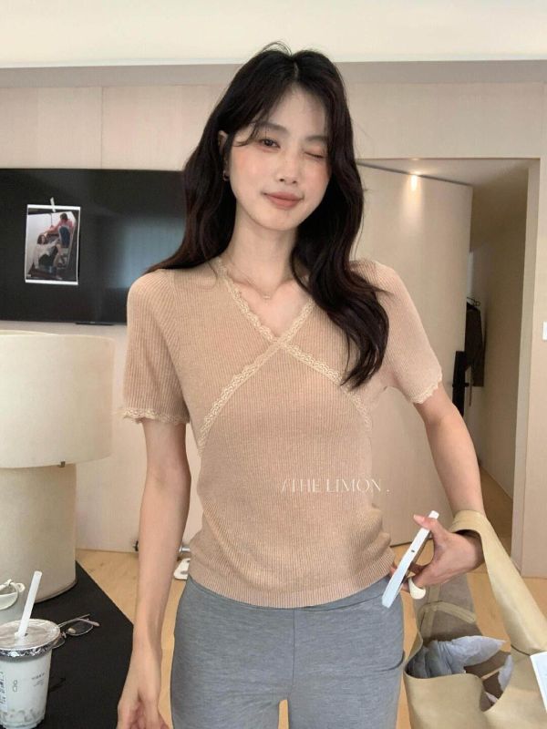 溫柔風百搭修身蕾絲邊V領上衣-4色 溫柔風百搭修身蕾絲邊V領上衣-4色