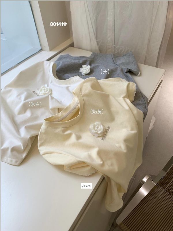 不撞款 韓系chic立體花朵刺繡別緻圓領T恤-3色 不撞款 韓系chic立體花朵刺繡別緻圓領T恤-3色