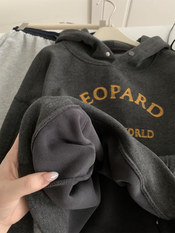 撞色糯米絨字母繡花連帽寬鬆上衣 撞色糯米絨字母繡花連帽寬鬆上衣