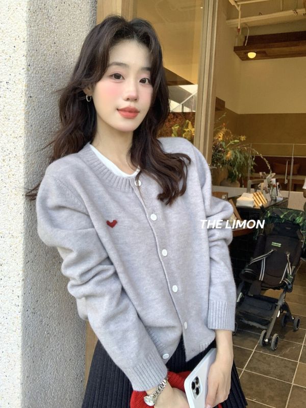 學院風愛心刺繡百搭減齡鈕扣針織開衫-5色 學院風愛心刺繡百搭減齡鈕扣針織開衫-5色