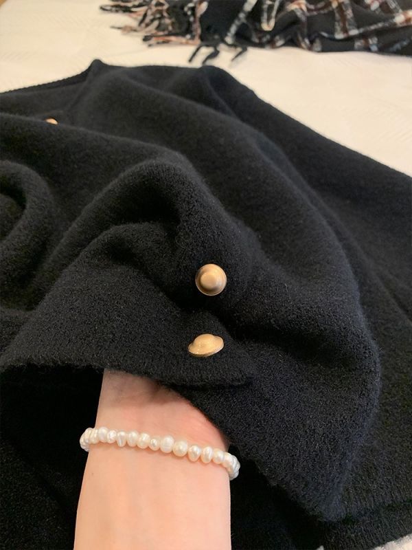 穿不膩黑色就是百搭 小香風仿浣熊絨針織外套 穿不膩黑色就是百搭 小香風仿浣熊絨針織外套