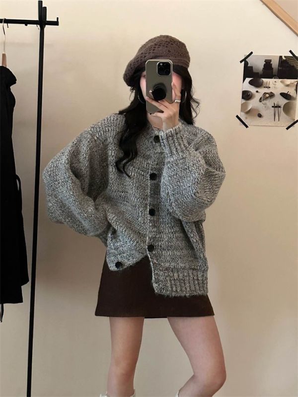 花線大鈕扣復古設計感寬鬆圓領針織外套-2色 花線大鈕扣復古設計感寬鬆圓領針織外套-2色