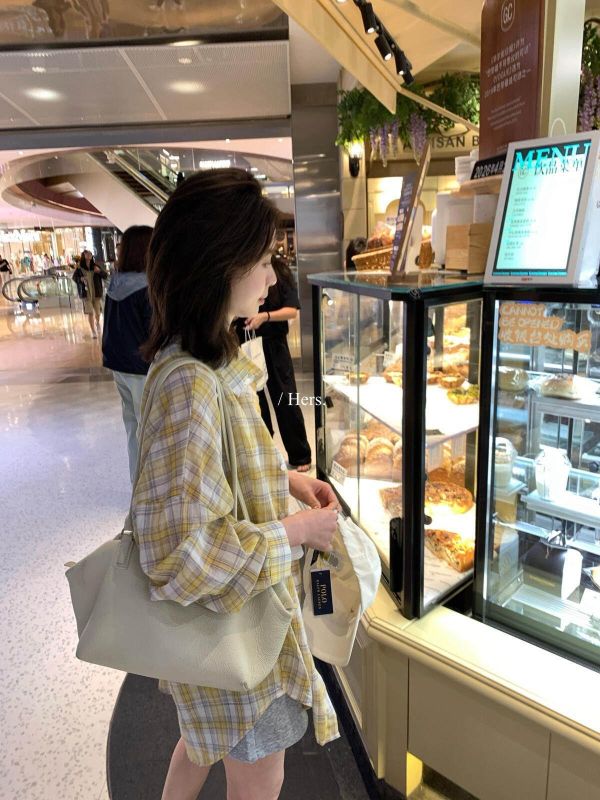 襯衫控的鬆弛感穿搭 顯白格子薄襯衫上衣 襯衫控的鬆弛感穿搭 顯白格子薄襯衫上衣