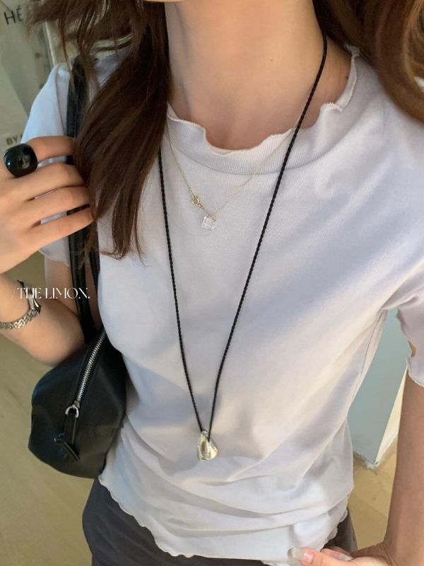 舒適親膚百搭木耳邊設計感上衣-4色 舒適親膚百搭木耳邊設計感上衣-4色