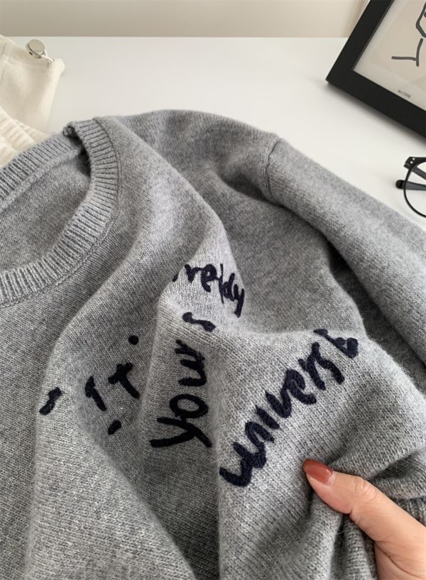 韓系字母刺繡鬆弛感圓領針織毛衣-2色 韓系字母刺繡鬆弛感圓領針織毛衣-2色