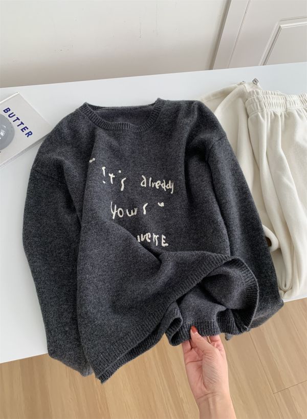 韓系字母刺繡鬆弛感圓領針織毛衣-2色 韓系字母刺繡鬆弛感圓領針織毛衣-2色