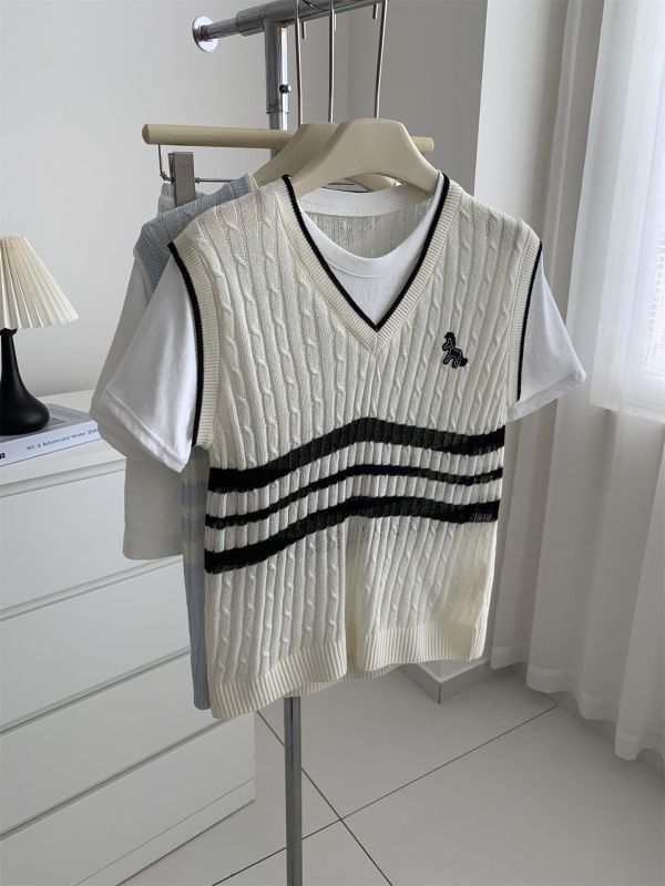 夏天也可以穿的針織衫 萊賽爾亞麻天絲 氣質假兩件小馬刺繡冰絲上衣-3色 夏天也可以穿的萊賽爾亞麻天絲 氣質假兩件小馬刺繡冰絲上衣-3色