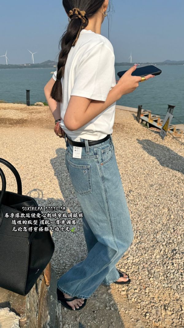 好版型顯瘦 愛心刺繡牛仔直筒褲 好版型顯瘦 愛心刺繡牛仔直筒褲