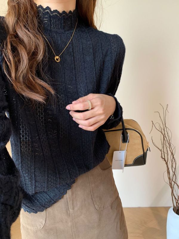 柔軟不扎 木耳邊韓系半高領優雅鈎花打底針織-4色 柔軟不扎 木耳邊韓系半高領優雅鈎花打底針織-4色