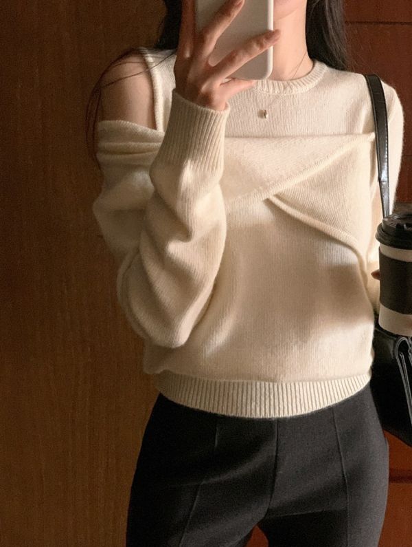 Korea 甜美露肩百搭針織上衣-2色 Korea 甜美露肩百搭針織上衣-2色