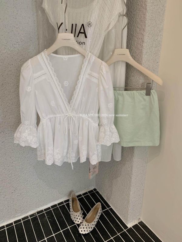 韓系刺繡蕾絲收腰綁帶喇叭七分袖上衣 韓系刺繡蕾絲收腰綁帶喇叭七分袖上衣