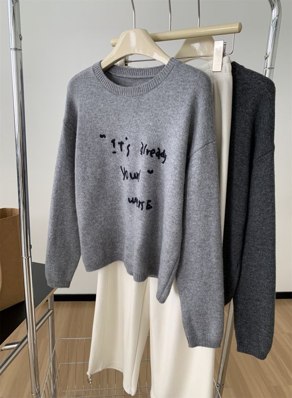 韓系字母刺繡鬆弛感圓領針織毛衣-2色 韓系字母刺繡鬆弛感圓領針織毛衣-2色