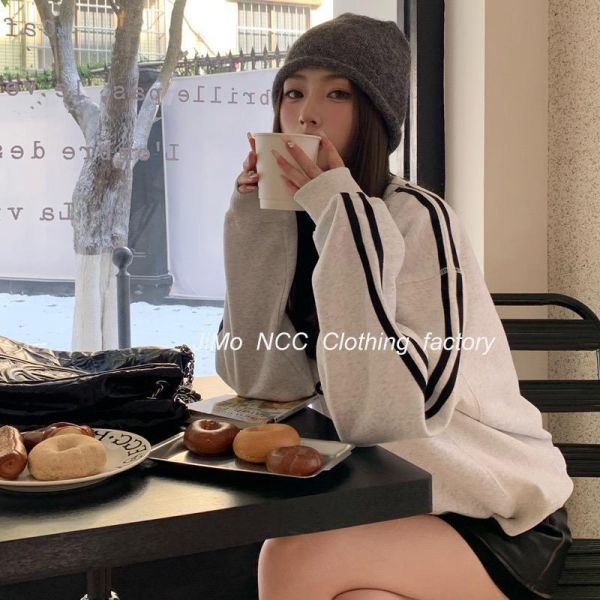 美式復古運動風logo刺繡V領上衣 美式復古運動風logo刺繡V領上衣