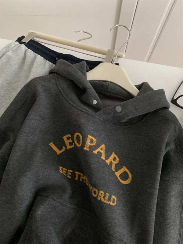 撞色糯米絨字母繡花連帽寬鬆上衣 撞色糯米絨字母繡花連帽寬鬆上衣