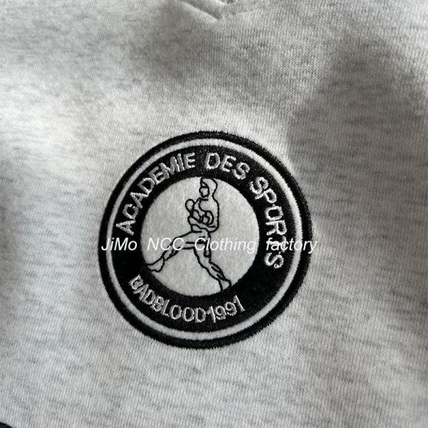 美式復古運動風logo刺繡V領上衣 美式復古運動風logo刺繡V領上衣