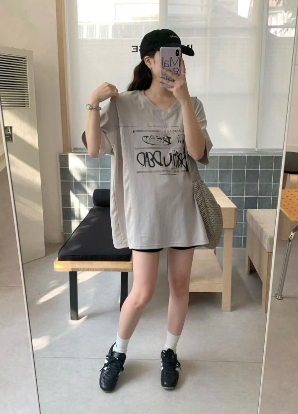 V領拼接感字母印花T恤上衣-4色 V領拼接感字母印花T恤上衣-4色