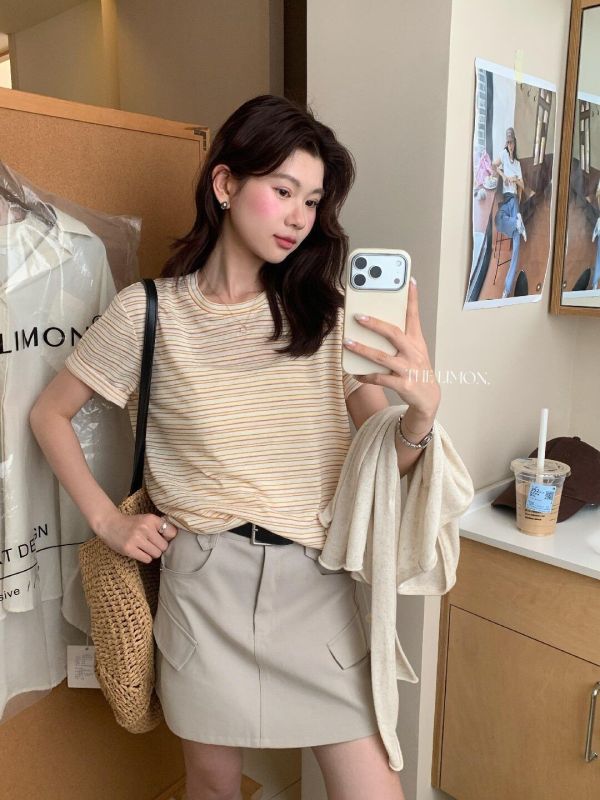 圓領舒適簡約細條紋寬鬆T-2色 圓領舒適簡約細條紋寬鬆T-2色