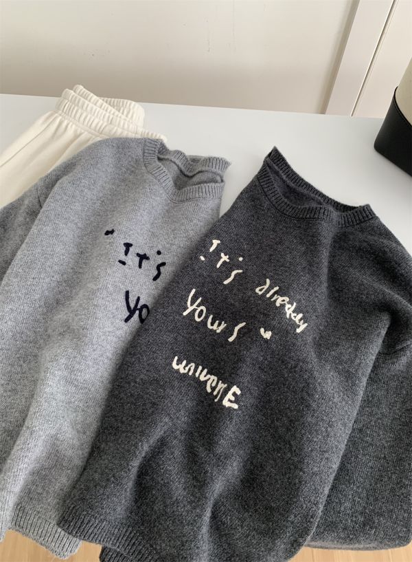 韓系字母刺繡鬆弛感圓領針織毛衣-2色 韓系字母刺繡鬆弛感圓領針織毛衣-2色