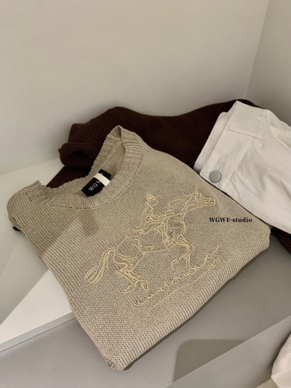 設計感騎馬刺繡百搭針織上衣-3色 設計感騎馬刺繡百搭針織上衣-3色