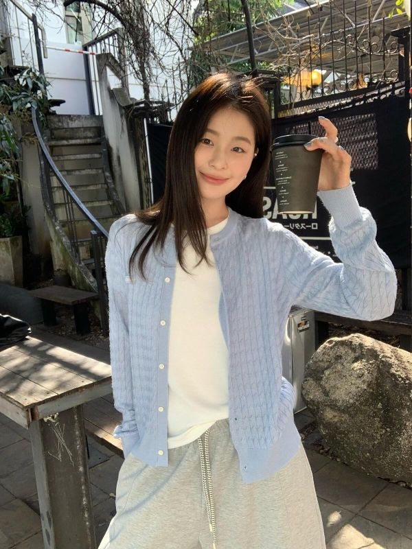 質感麻花時尚學院風小標圓領針織開衫上衣-5色 質感麻花時尚學院風小標圓領針織開衫上衣-5色