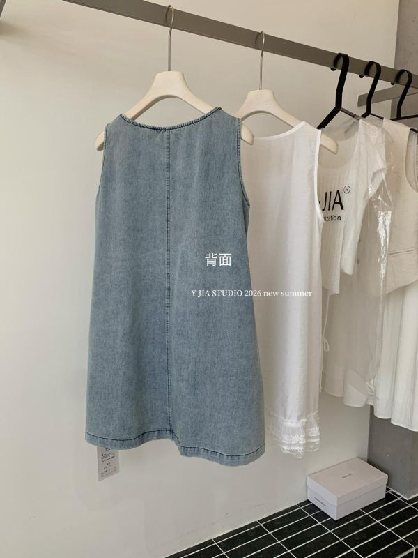 自帶甜感U領牛仔連衣裙+蕾絲拼接疊穿內搭背心 自帶甜感U領牛仔連衣裙+蕾絲拼接疊穿內搭背心