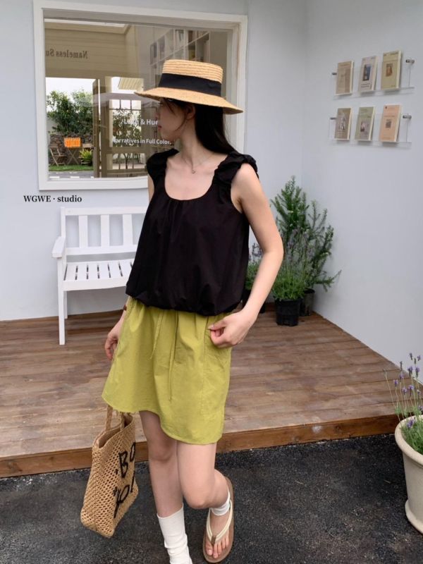 簡約褶皺寬肩帶甜美短款背心-3色 簡約褶皺寬肩帶甜美短款背心-3色