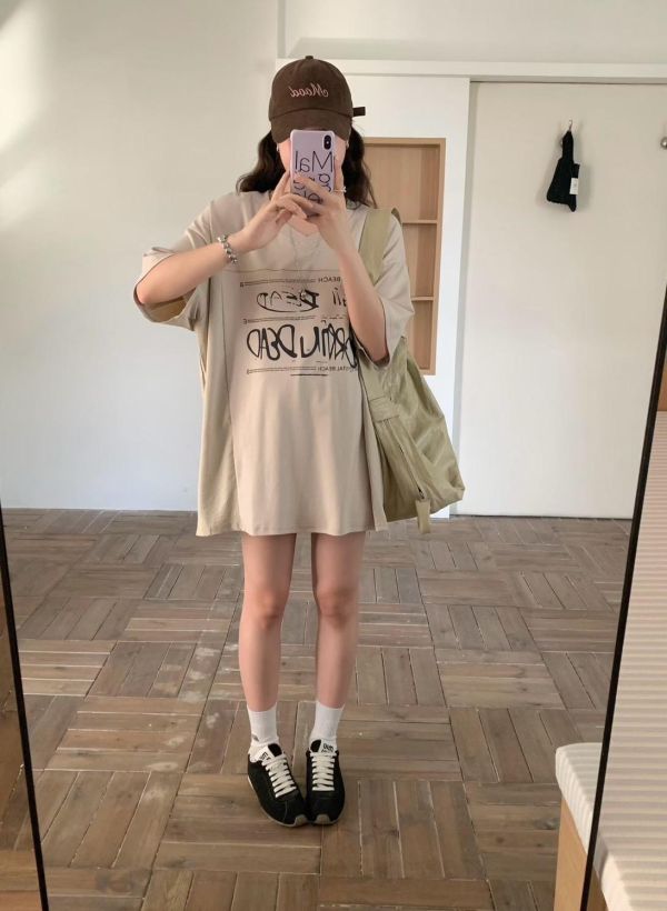 V領拼接感字母印花T恤上衣-4色 V領拼接感字母印花T恤上衣-4色