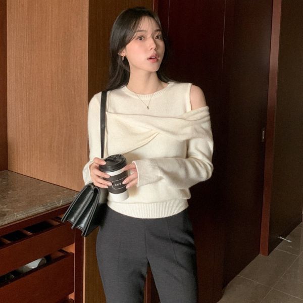 Korea 甜美露肩百搭針織上衣-2色 Korea 甜美露肩百搭針織上衣-2色