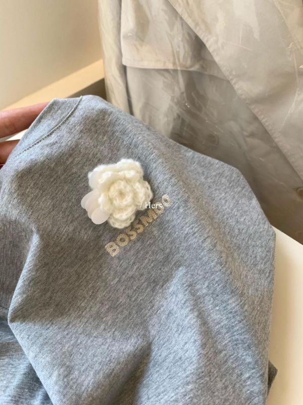 不撞款 韓系chic立體花朵刺繡別緻圓領T恤-3色 不撞款 韓系chic立體花朵刺繡別緻圓領T恤-3色