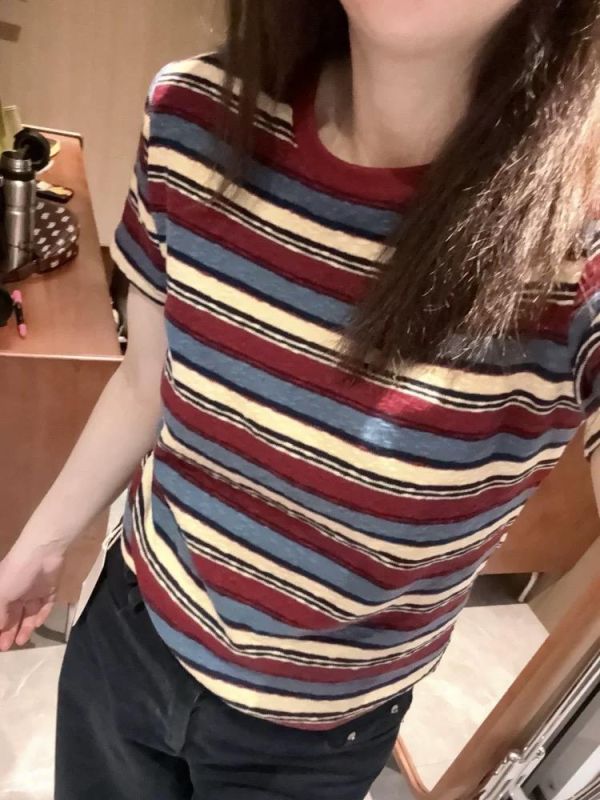 顯白肌理感 復古藍紅撞色透氣t 顯白肌理感 復古藍紅撞色透氣t