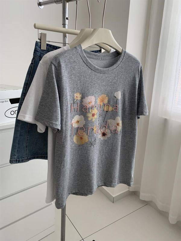 雛菊刺繡印花雪花棉鬆弛感T恤-2色 雛菊刺繡印花雪花棉鬆弛感T恤-2色