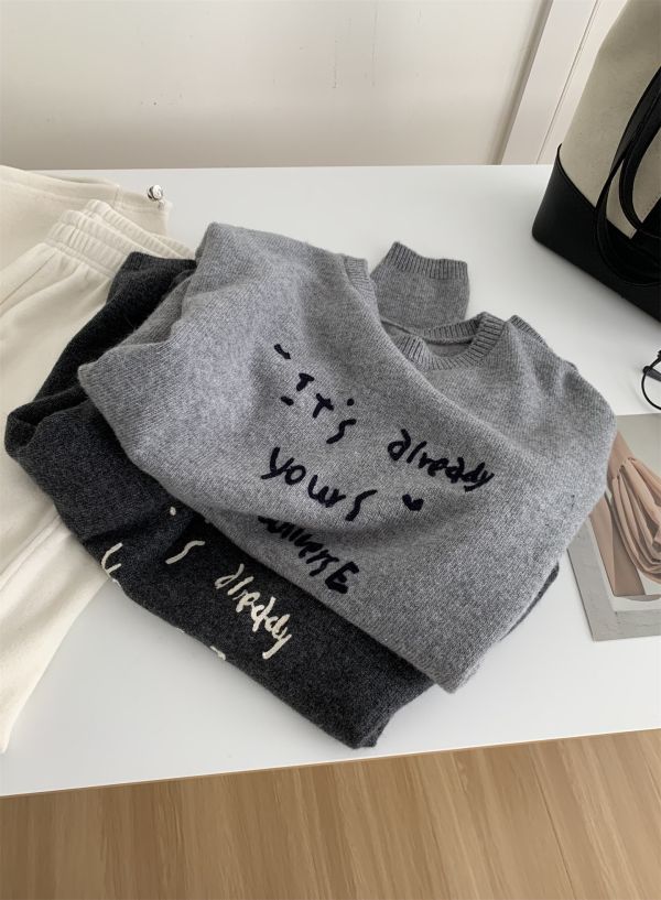韓系字母刺繡鬆弛感圓領針織毛衣-2色 韓系字母刺繡鬆弛感圓領針織毛衣-2色