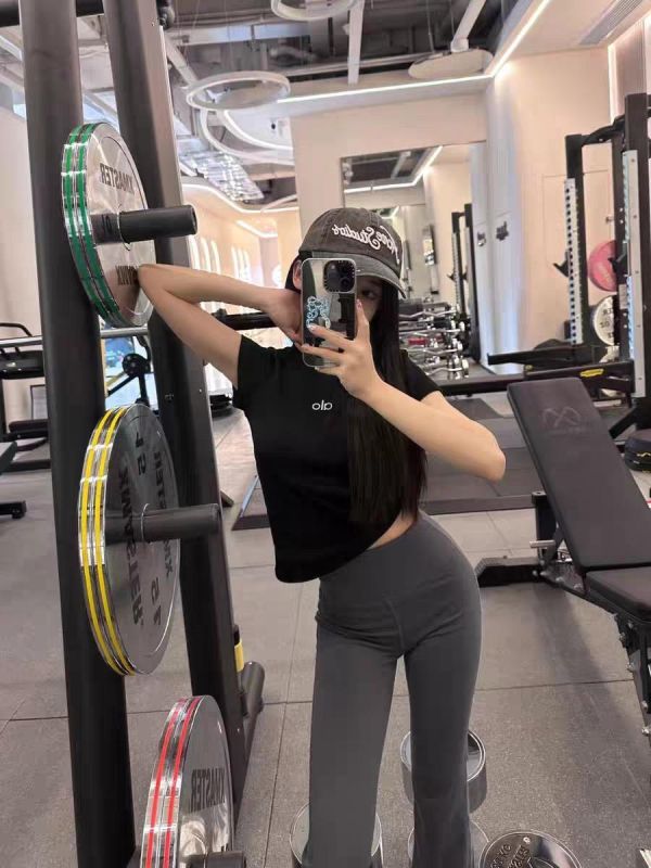 質感休閒透氣挺版正肩修身上衣-4色 質感休閒透氣挺版正肩修身上衣-4色