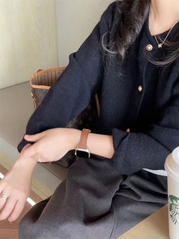穿不膩黑色就是百搭 小香風仿浣熊絨針織外套 穿不膩黑色就是百搭 小香風仿浣熊絨針織外套