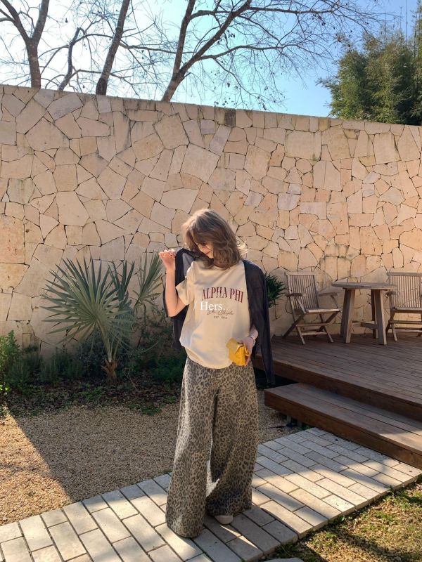 質感印花休閒字母上衣-2色 質感印花休閒字母上衣-2色