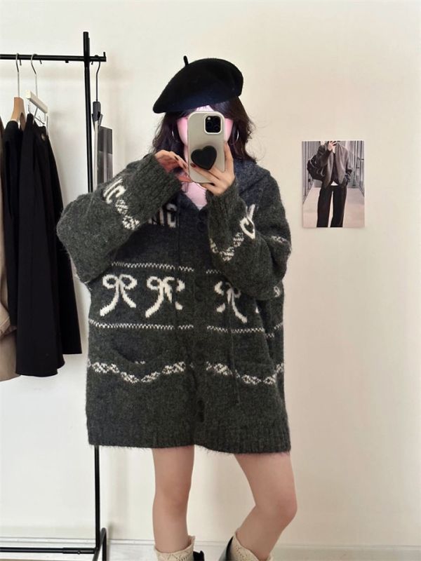 復古提花粗針蝴蝶結口袋連帽中長款上衣外套-3色 復古提花粗針蝴蝶結口袋連帽中長款上衣外套-3色