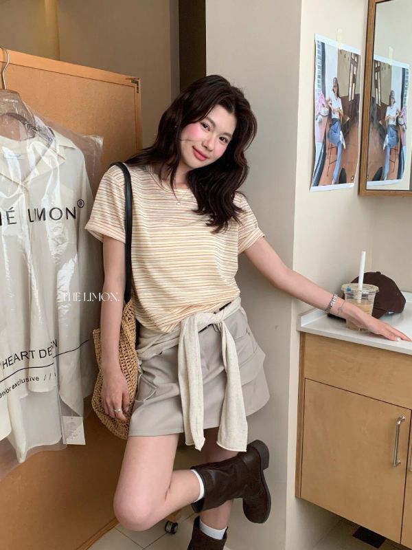 圓領舒適簡約細條紋寬鬆T-2色 圓領舒適簡約細條紋寬鬆T-2色