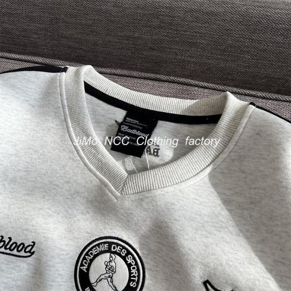 美式復古運動風logo刺繡V領上衣 美式復古運動風logo刺繡V領上衣