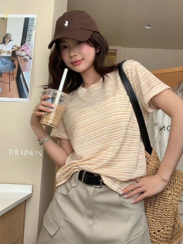 圓領舒適簡約細條紋寬鬆T-2色 圓領舒適簡約細條紋寬鬆T-2色