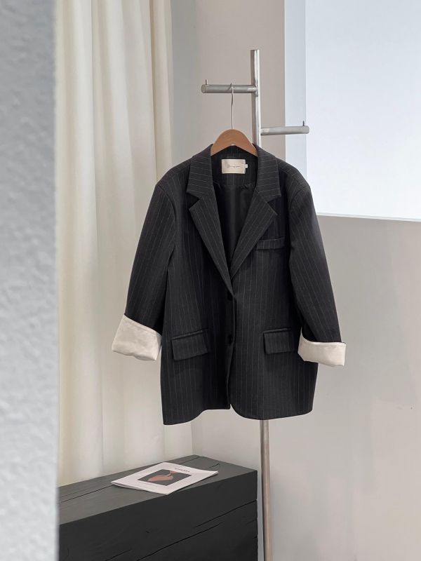 質感在線極簡風背後刺繡條紋西外 質感在線極簡風背後刺繡條紋西外