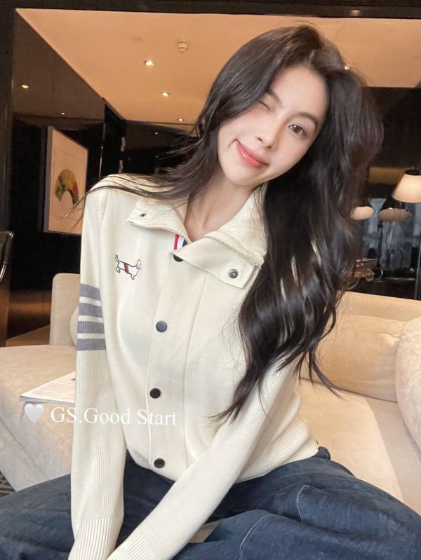 減量刺繡小狗百搭高領針織開衫-3色 減量刺繡小狗百搭高領針織開衫-3色