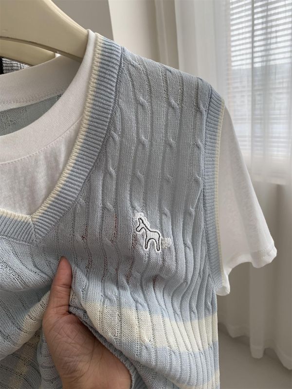 夏天也可以穿的針織衫 萊賽爾亞麻天絲 氣質假兩件小馬刺繡冰絲上衣-3色 夏天也可以穿的萊賽爾亞麻天絲 氣質假兩件小馬刺繡冰絲上衣-3色