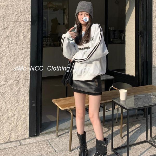 美式復古運動風logo刺繡V領上衣 美式復古運動風logo刺繡V領上衣