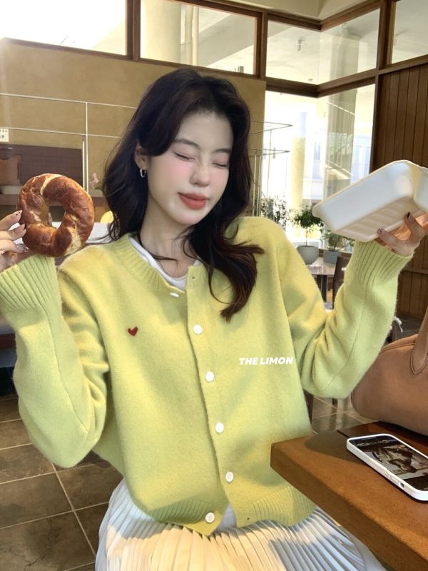 學院風愛心刺繡百搭減齡鈕扣針織開衫-5色 學院風愛心刺繡百搭減齡鈕扣針織開衫-5色