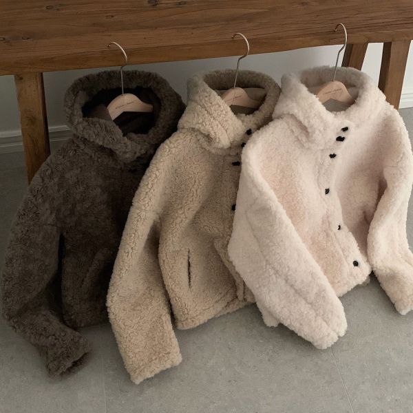 Korea 羊羔毛連帽短款外套-3色 Korea 羊羔毛連帽短款外套-3色