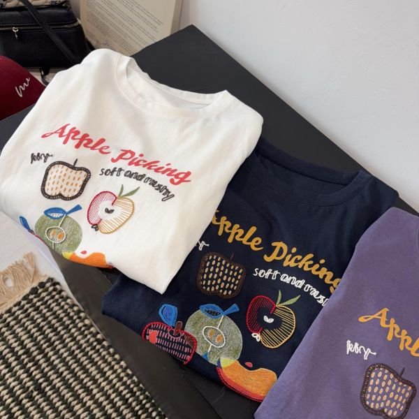 萊塞爾蘋果刺繡薄款寬鬆休閒T-3色 萊塞爾蘋果刺繡薄款寬鬆休閒T-3色