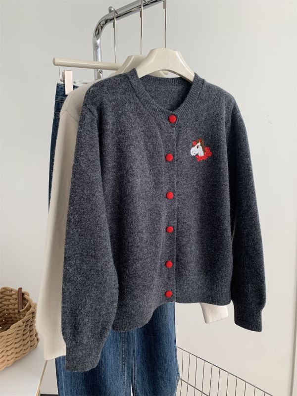 新年紅小馬刺繡圓領開衫上衣-3色 新年紅小馬刺繡圓領開衫上衣-3色