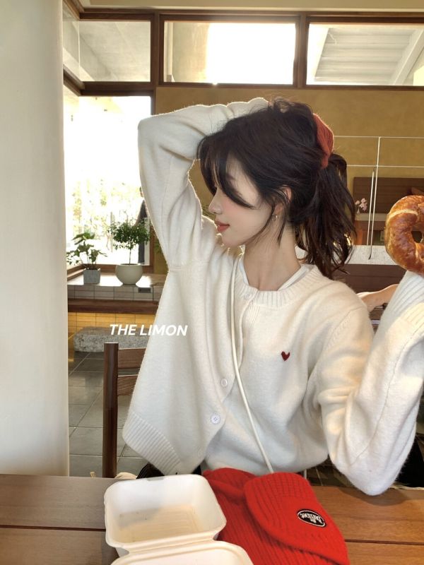 學院風愛心刺繡百搭減齡鈕扣針織開衫-5色 學院風愛心刺繡百搭減齡鈕扣針織開衫-5色